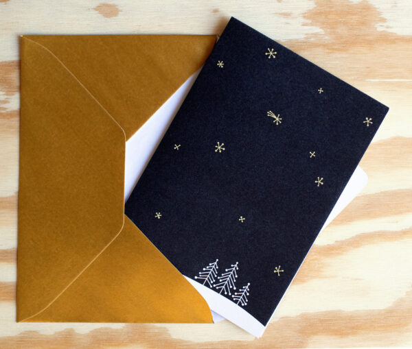 schlichte Weihnachtskarte mit goldenem Briefumschlag mit stilisierter Winterlandschaft bei Nacht